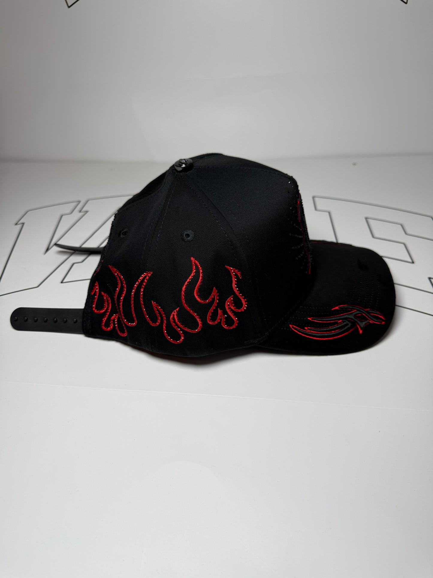 Black caps - red Yankees